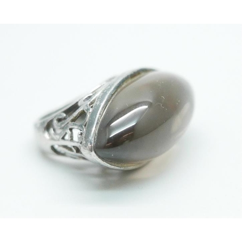 1097 - A silver ring set with a large brown cabochon stone, 19.5g, N, 36mm wide