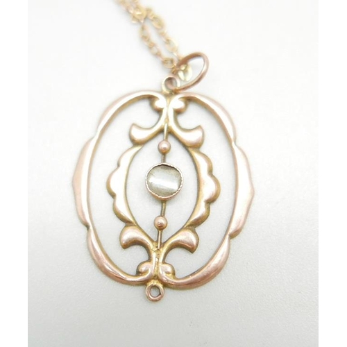 1098 - An Edwardian 9ct gold pendant and chain, 2g