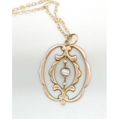 1098 - An Edwardian 9ct gold pendant and chain, 2g