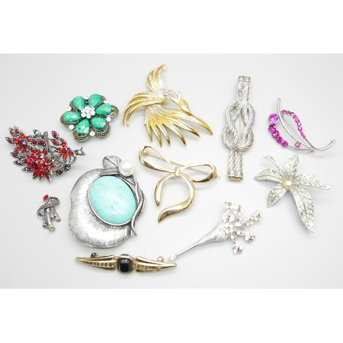 1101 - Ten vintage costume brooches