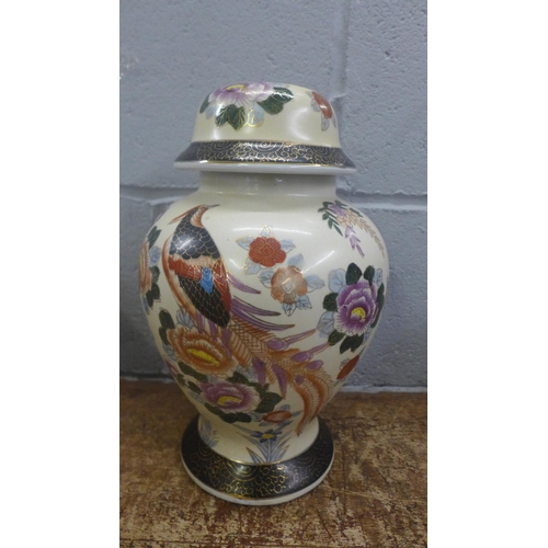 1135 - Two oriental vases and covers, one cover a/f and an oriental vase **PLEASE NOTE THIS LOT IS NOT ELIG... 