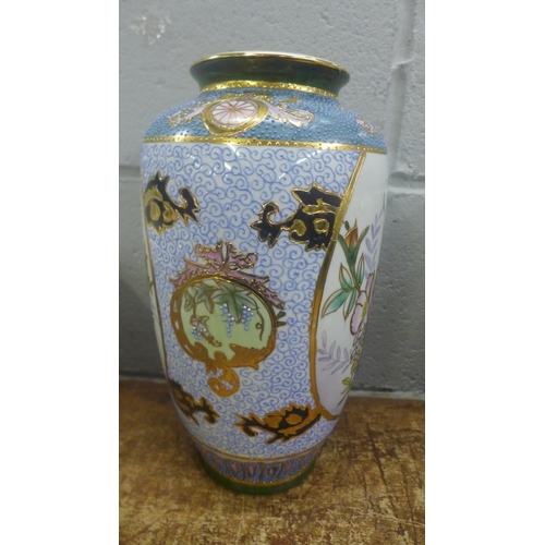 1135 - Two oriental vases and covers, one cover a/f and an oriental vase **PLEASE NOTE THIS LOT IS NOT ELIG... 