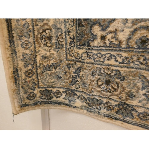 1318 - An ivory and duck egg blue Cashmere rug, 100 x 140