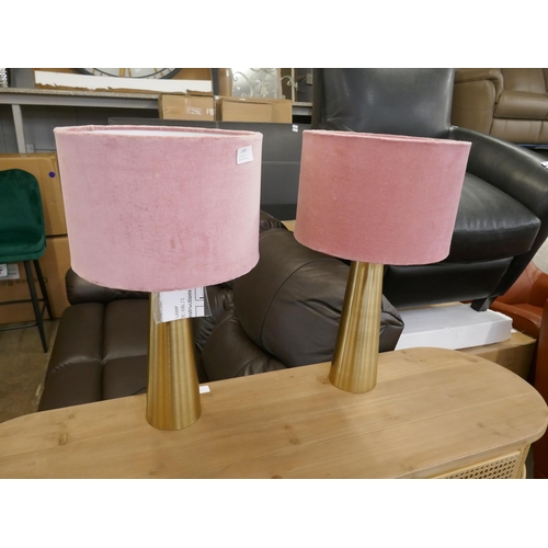 1489 - A pair of brass table lamps with pink velvet shades