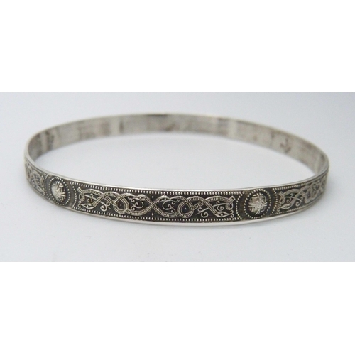 1008 - A 925 silver Celtic design bangle, stamped 'T'