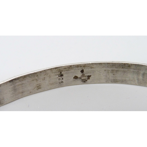 1008 - A 925 silver Celtic design bangle, stamped 'T'