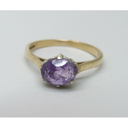 1031 - A 9ct gold amethyst solitaire ring, 1.9g, P, a/f