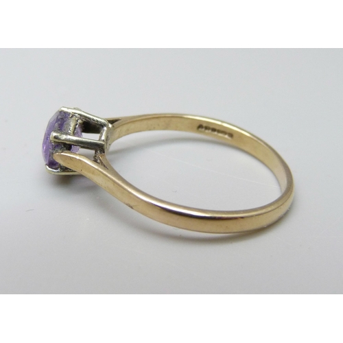 1031 - A 9ct gold amethyst solitaire ring, 1.9g, P, a/f