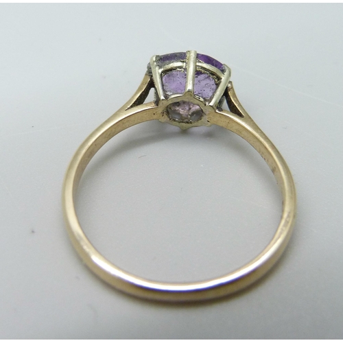 1031 - A 9ct gold amethyst solitaire ring, 1.9g, P, a/f