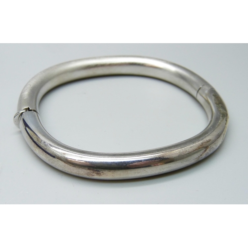 1035 - A modernist silver bangle, 25g, in original box