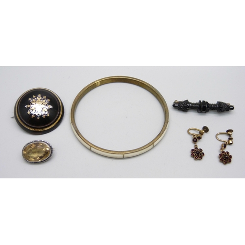 1054 - Jewellery comprising a tortoiseshell pique brooch, a pair of red stone earrings, a jet brooch, a sil... 