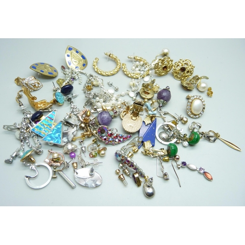 1057 - Fifty pairs of costume earrings