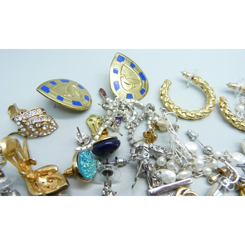 1057 - Fifty pairs of costume earrings