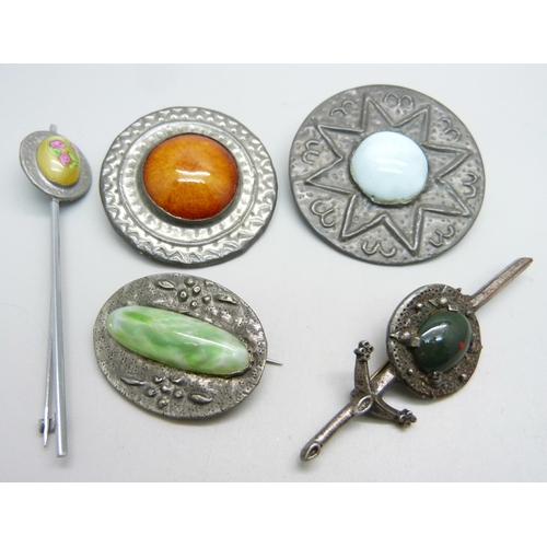 1059 - Two brooches set with Ruskin style plaques and three other brooches