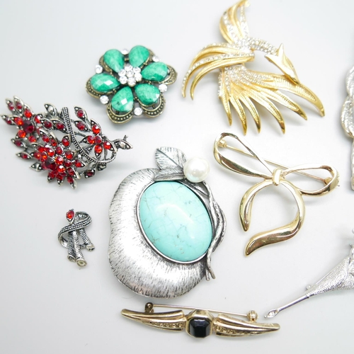 1101 - Ten vintage costume brooches