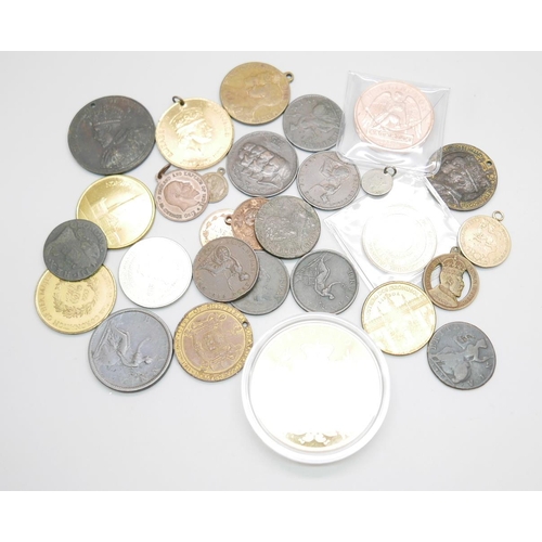 1112 - A mixed lot of early copper coins and medallions; 1/2 penny 1786, Queen Elizabeth Coronation medal, ... 