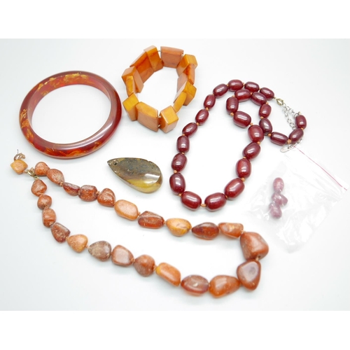 1120 - A collection of amber jewellery