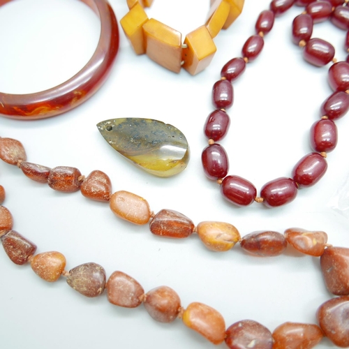 1120 - A collection of amber jewellery