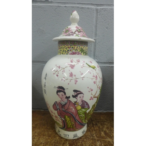 1135 - Two oriental vases and covers, one cover a/f and an oriental vase **PLEASE NOTE THIS LOT IS NOT ELIG... 