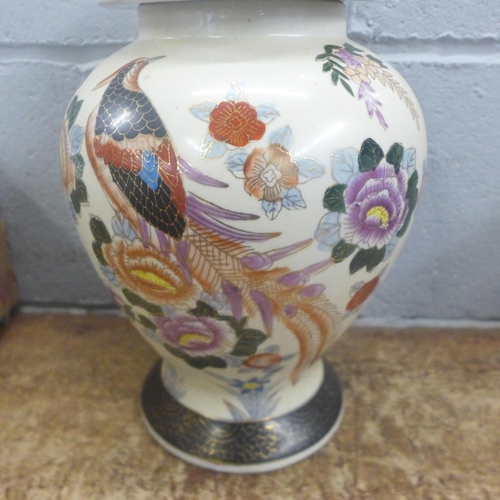 1135 - Two oriental vases and covers, one cover a/f and an oriental vase **PLEASE NOTE THIS LOT IS NOT ELIG... 