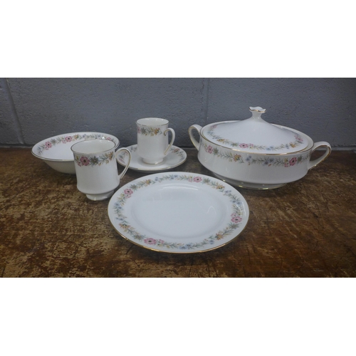 1136 - Royal Albert Belinda dinnerwares **PLEASE NOTE THIS LOT IS NOT ELIGIBLE FOR POSTING AND PACKING**