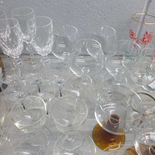 1142 - Two boxes of mixed Art Deco and later drinking glasses, various shapes and sizes **PLEASE NOTE THIS ... 