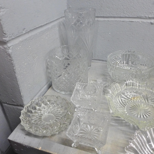 1148 - A quantity of cut glass  and crystal, 2 boxes **PLEASE NOTE THIS LOT IS NOT ELIGIBLE FOR POSTING AND... 