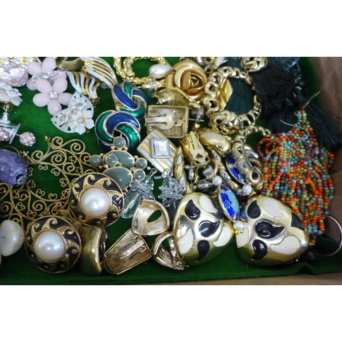 607 - Over 60 pairs of costume earrings