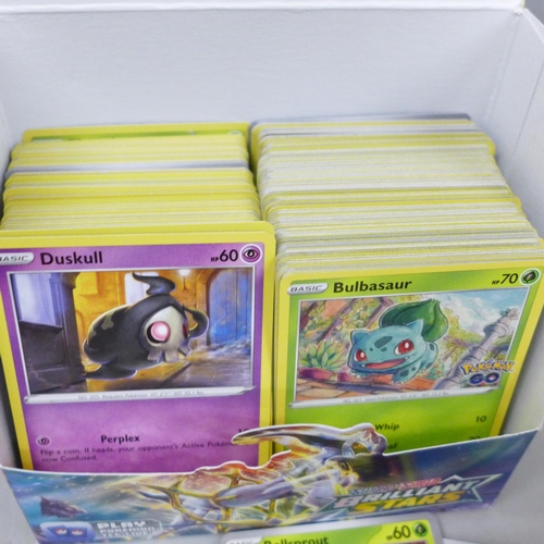 630 - 500 x Pokemon cards, including 30 holographic cards, various sets in collectors boxes