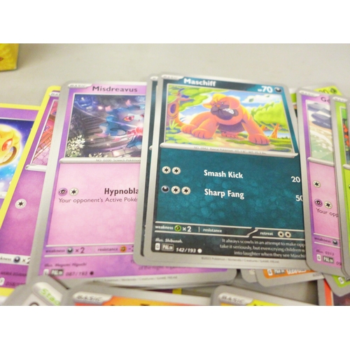 635 - 500 x Pokemon cards, including 30 holographic cards, various sets in collectors boxes