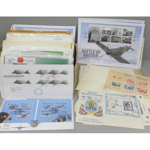 679 - Stamps; a box of stamps, mini sheets on cover, Worldwide mixture of mainly first day covers