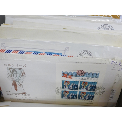 679 - Stamps; a box of stamps, mini sheets on cover, Worldwide mixture of mainly first day covers