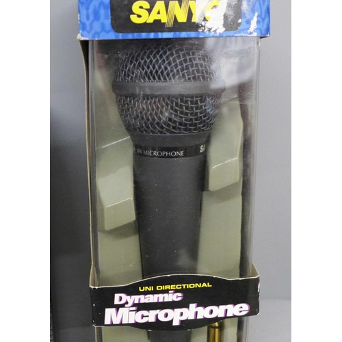 712 - Seven microphones, six are boxed, including Skytronic, Sony and Sanyo