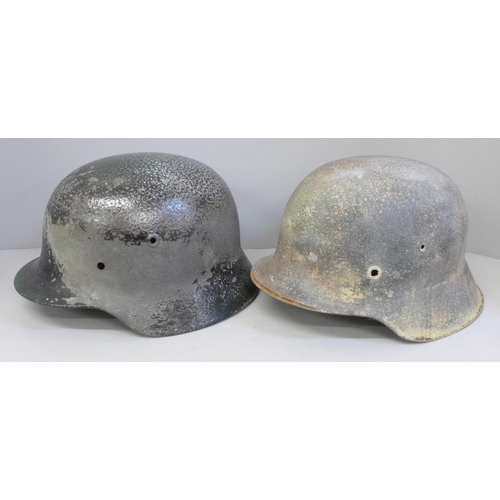 735 - Two German WWII M40 and M42 helmets