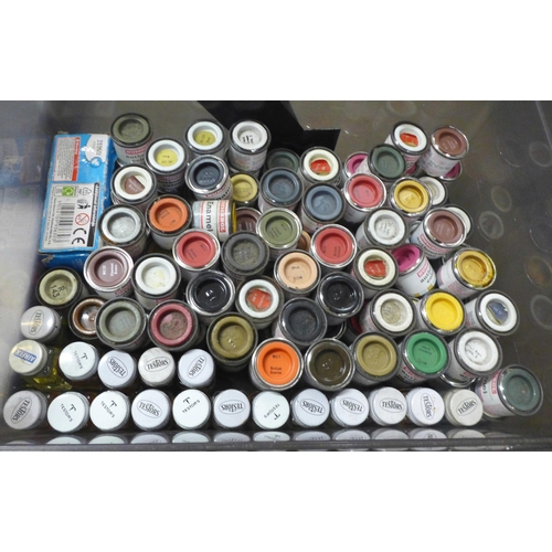 779 - Over 100 tins of model paints, most Humbrol, two Warhammer model kits and an Airfix Panavia Tornado ... 