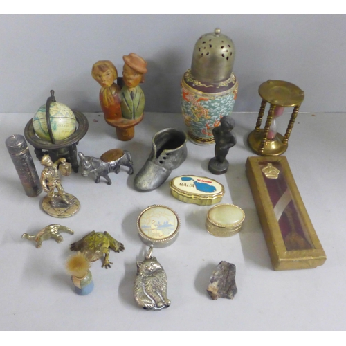 790 - A collection of brass and a novelty couple kissing wine stopper, two sets of postage scales and weig... 