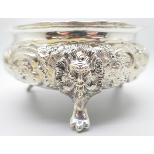 824 - A Victorian silver sweet dish/bowl, 194g, diameter 12cm