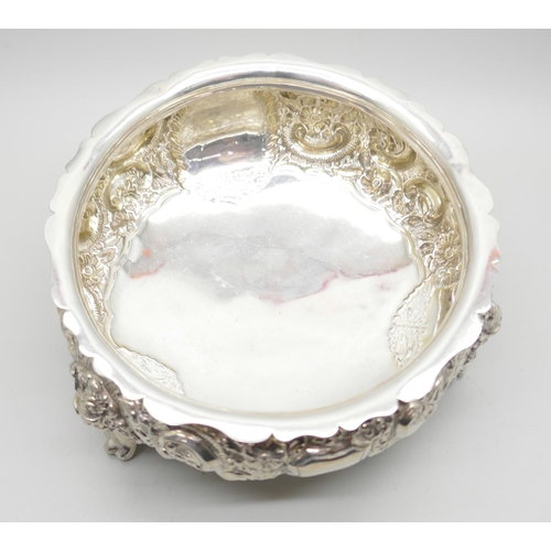 824 - A Victorian silver sweet dish/bowl, 194g, diameter 12cm