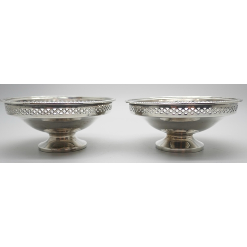 836 - A pair of small pierced silver comports. Sheffield 1926, 113g, diameter 9.5cm