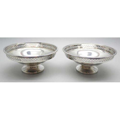 836 - A pair of small pierced silver comports. Sheffield 1926, 113g, diameter 9.5cm