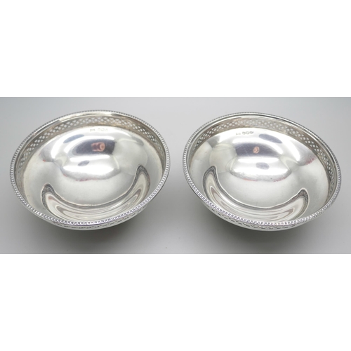 836 - A pair of small pierced silver comports. Sheffield 1926, 113g, diameter 9.5cm