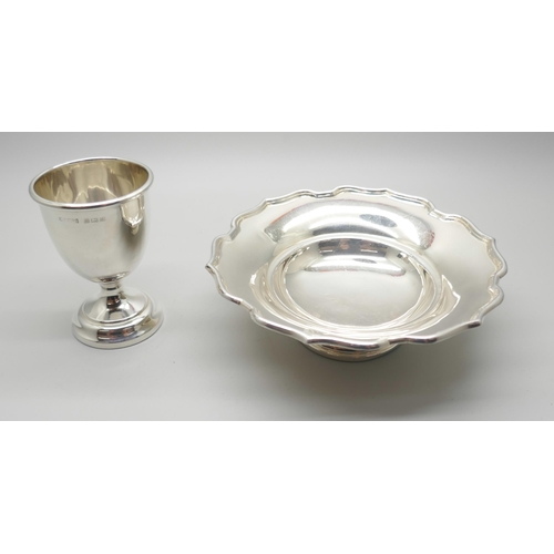 840 - A silver dish and a silver egg cup, 104g