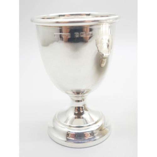 840 - A silver dish and a silver egg cup, 104g