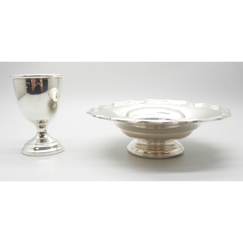 840 - A silver dish and a silver egg cup, 104g