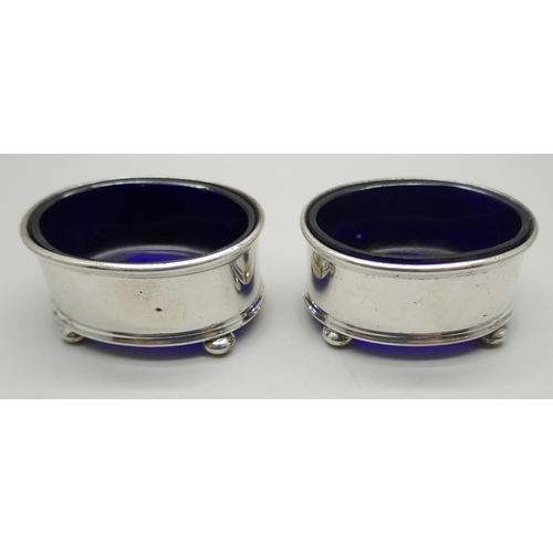 844 - A pair of silver salts with blue glass liners. Birmingham 1923, 37g