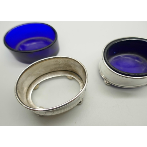 844 - A pair of silver salts with blue glass liners. Birmingham 1923, 37g