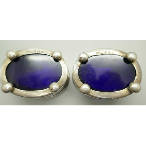 844 - A pair of silver salts with blue glass liners. Birmingham 1923, 37g