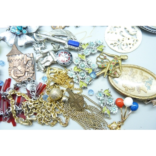 877 - A collection of costume jewellery