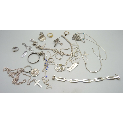 878 - A collection of silver jewellery