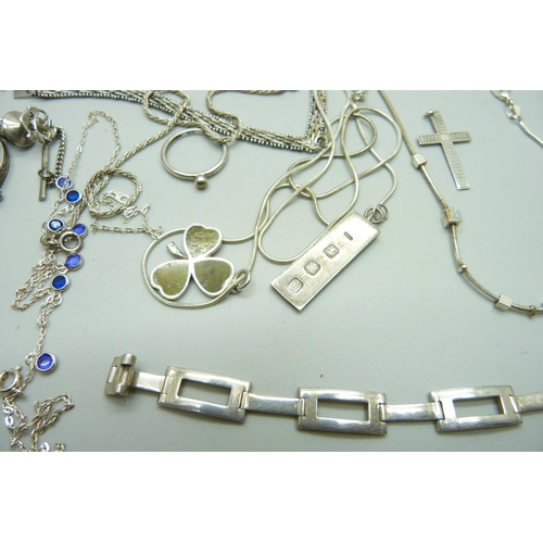 878 - A collection of silver jewellery